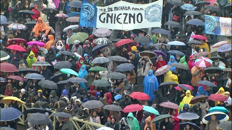 Faithful gathered in pouring rain for Pope's Angelus on 18 February