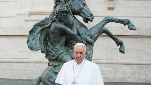 V deň pápežových menín očkujú vo Vatikáne bezdomovcov druhou dávkou
