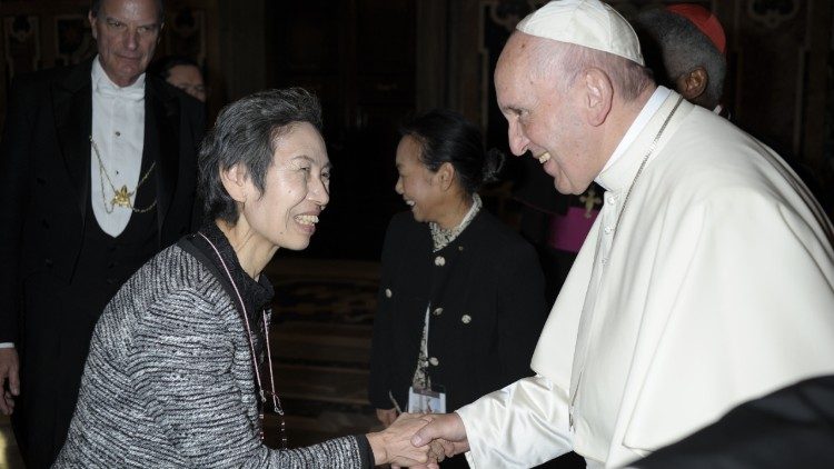 Papież Franciszek z Japonką Masako Wadą, która przeżyła zrzucenie bomby na Hiroszimę, 2017 r.