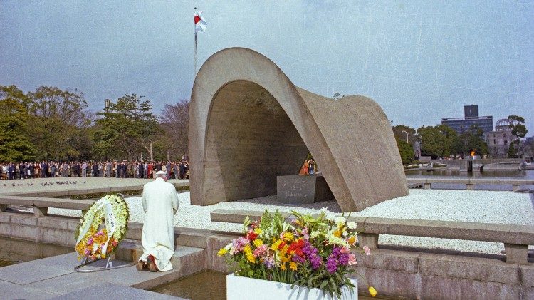 Ilustračná snímka: sv. Ján Pavol II. na návšteve pamätníku v japonskej Hirošime 25.2. 1981