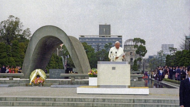 हिरोशिमा शांति पार्क में सन्त पापा जॉन पौल द्वितीय सन् 1981 में  