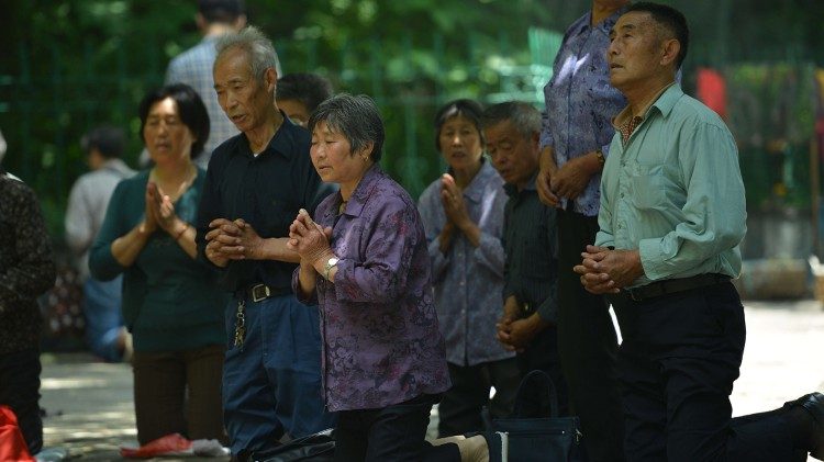 Китайски католици в молитва