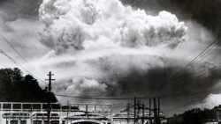 Atomic_cloud_over_Nagasaki_from_Koyagi-jimaAEM.jpg