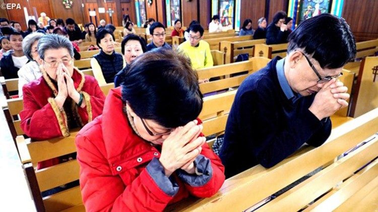 Des fidèles dans une église catholique de Taïwan.