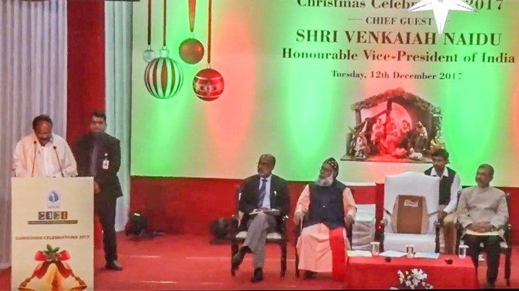 India's Vice President, Venkaiah Naidu (L) addressing the Christmas gathering in New Delhi, Dec. 12, 2017. 