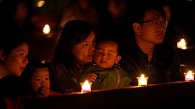 上海のカトリック教会で復活徹夜祭に参列する信徒たち