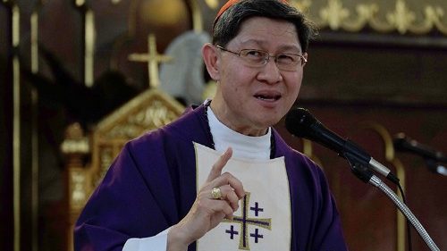 La commozione del cardinale Tagle al saluto dei fedeli di Manila 
