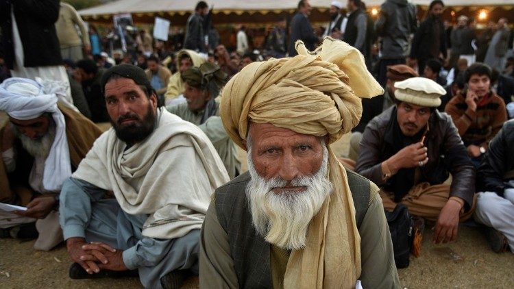 Consejo de ancianos reunidos en un poblado de Pakistán.