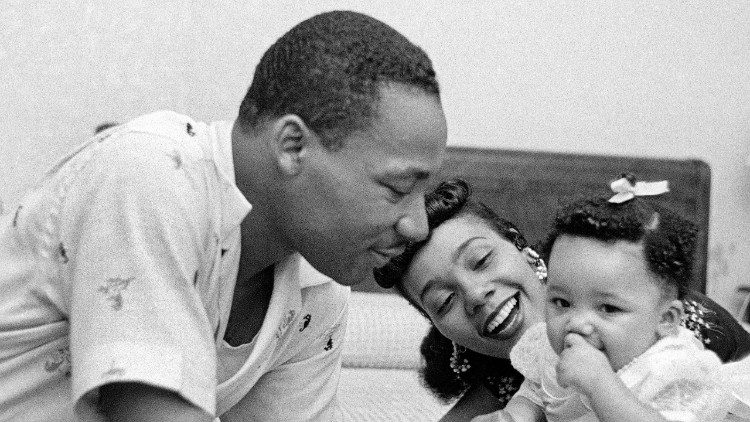 Martin Luther King avec sa femme, Coretta, et sa fille, Yolanda, en 1956.