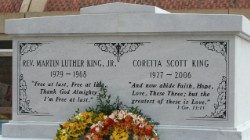 Martin_Luther_King,_Jr._National_Historic_Site_2006_King_Crypt.jpg