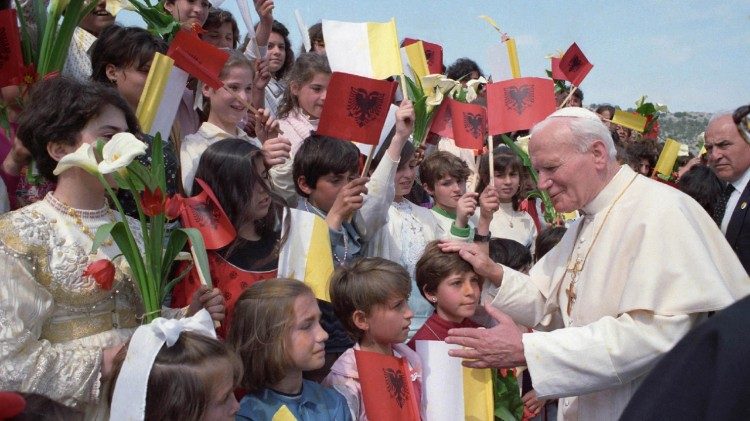 Jan Paweł II z rodzinami podczas wizyty w Albanii w 1993