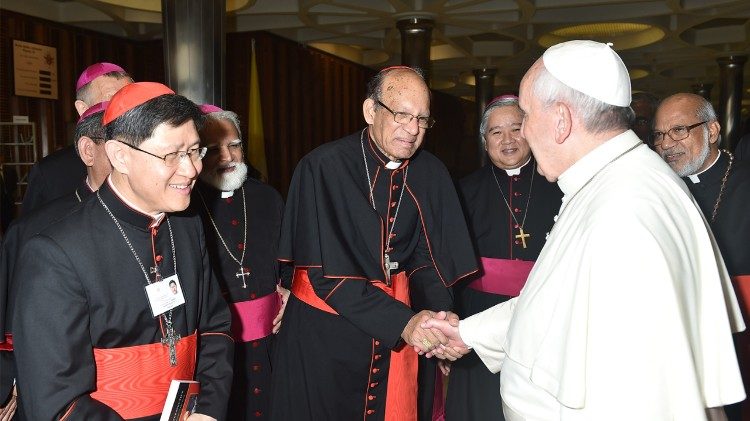 Popiežius Pranciškus sveikinasi su kardinolu Oswaldu Gracias