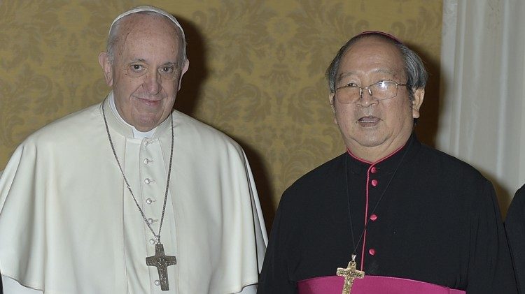 Il Papa con mons. Paul Bùi Văn Ɖoc