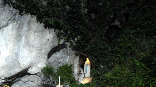 Lourdes: les chapelains reprennent la prière continue à la Grotte 