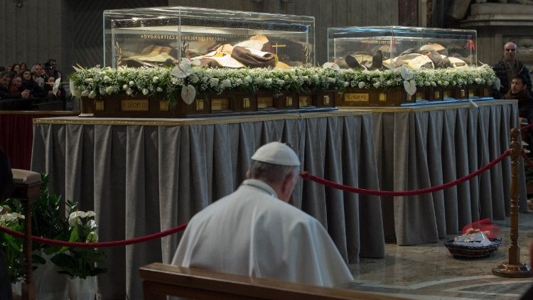 Franziskus im Gebet vor den Reliquien der heiligen P. Pio und Leopold Mandic während des Heiligen Jahrs der Barmherzigkeit