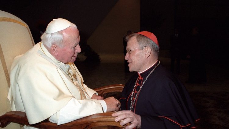 Kardinal Walter Kasper und Papst Johannes Paul II. im Jahr 2001