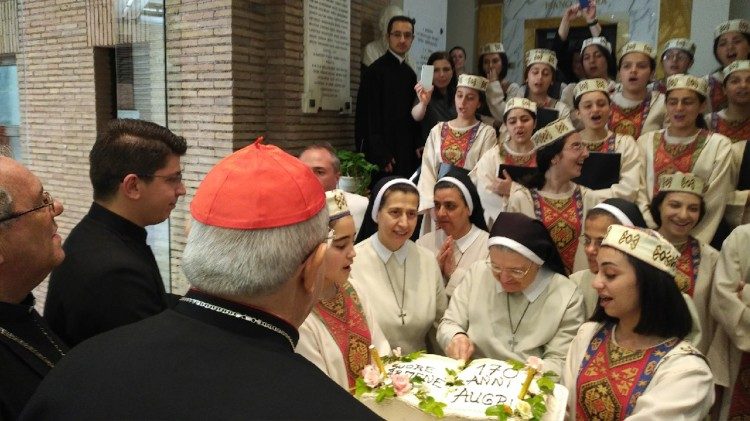 Кардинал Сандрі з учнями та сестрами католицької школи у Вірменії
