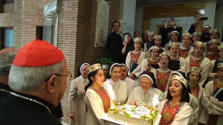Cardeal Leonardo Sandri e as alunas da Escola de Gyumri, na Armênia 