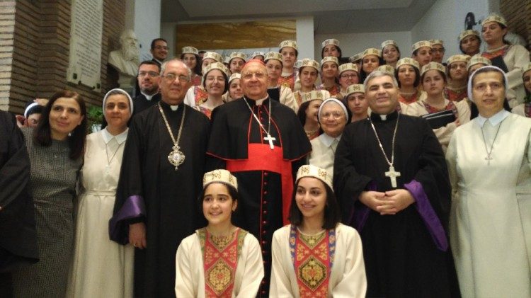 Cardenal leonando Sandri y alumnas de la Escuela de Gyumri (Armenia).