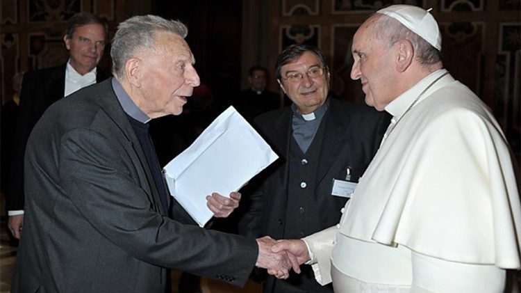 Le père Maurice Borrmans saluant le Pape François lors de l'audience aux membres du PISAI, le 24 janvier 2015.