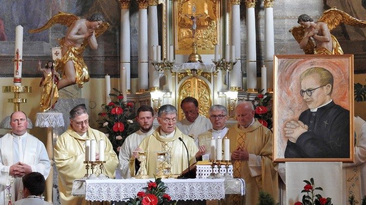 Celjski škof msgr. Stanislav Lipovšek je daroval sveto mašo na nedeljo svetniških kandidatov škofije Celje
