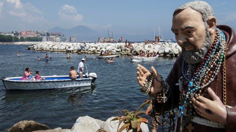 Statue des hl. Padre Pio in der Bucht von Neapel - Archivaufnahme