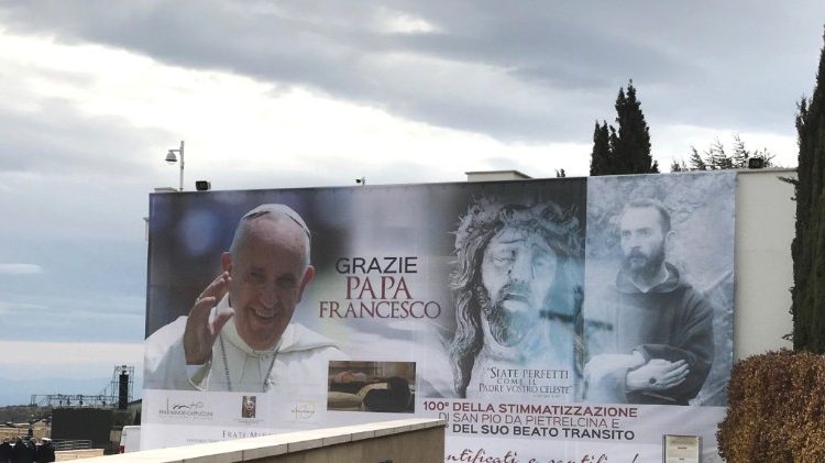 Expectativa pela chegada do Papa Francisco em San Giovanni Rotondo