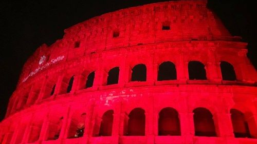 Coliseu de Roma iluminado de vermelho