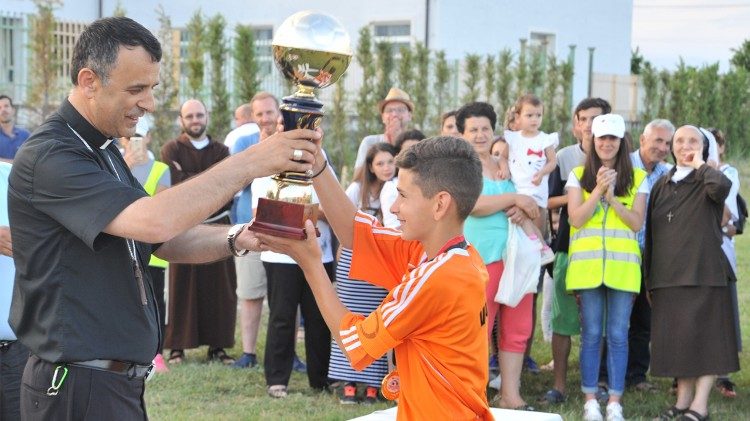 Imzot Simon Kulli dorëzon Kupën e kampionatit dioqezan të futbollit