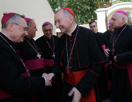 Parolin bíboros megáldja a püspöki konferencia székhelyét - jobbra Német László püspök