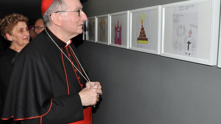 Cardeal Parolin observa os desenhos da mostra