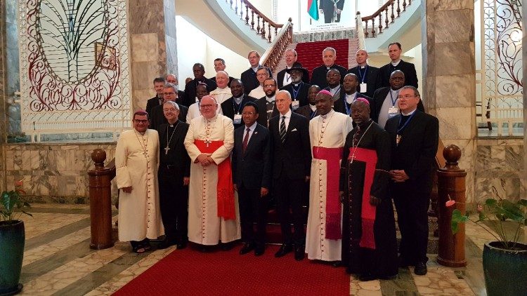  Vokietijos, Afrikos ir Madagaskaro vyskupų konferencijų atstovai su Madagaskaro prezidentu ir Vokietijos ambasadoriumi Antananarive
