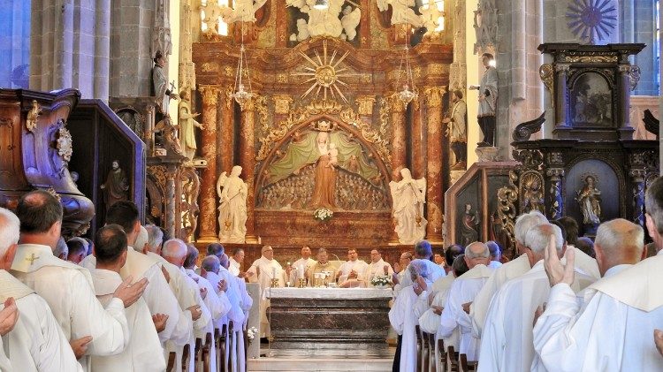 Obhajanje duhovniškega dneva posvečenja mariborske nadškofije v ptujskogorski baziliki.