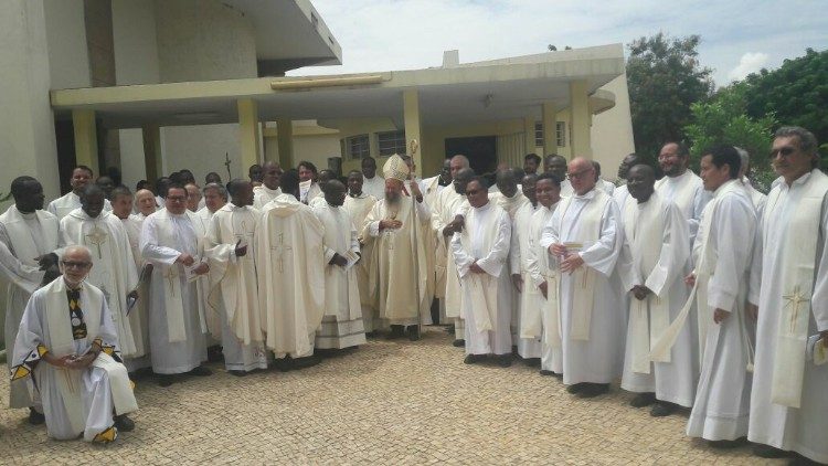 Bispo de Viana, D. Joaquim Ferreira Lopes, com o seu clero