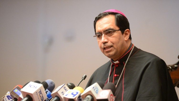 Monseñor Escobar Alas, arzobispo metropolitano de San Salvador.