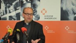 Hermann Glettler, vescovo di Innsbruck, in conferenza stampaAEM.jpg