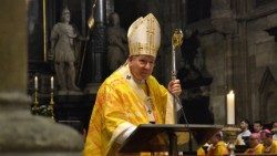 Il cardinale Christoph Schönborn, arcivescovo di Vienna, celebra messa nella sua cattedraleCM_AEM.jpg