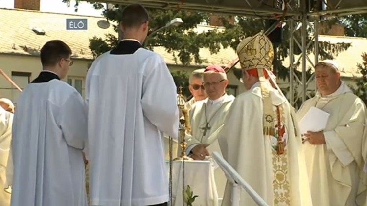 Kardinal Amato in nadškof Zore pred relikvijo novega blaženega