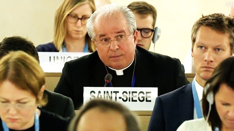 Attēla vidū - Svētā Krēsla novērotājs ANO Cilvēktiesību padomē, arhibīskaps Ivans Jurkovičs