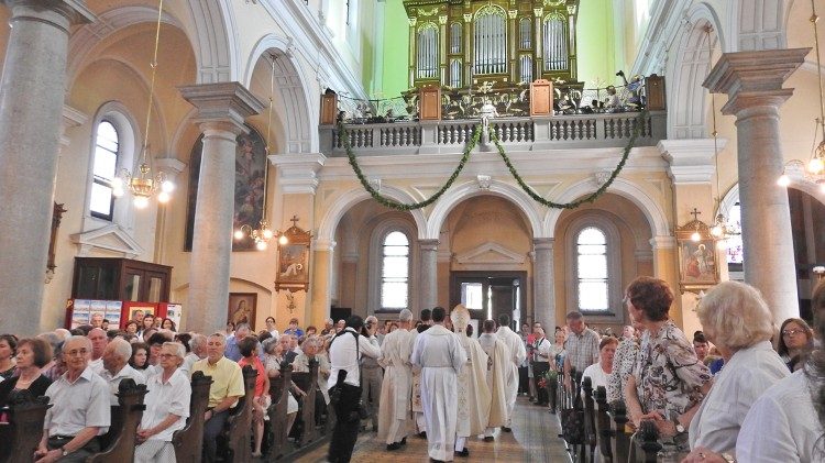 Mons Stanislav Zore a Lubiana Vic ha celebrato la messa solenne 2aem.jpg
