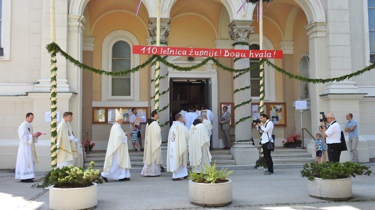 Mons Stanislav Zore a Lubiana Vic ha celebrato la messa solenneAEM.jpg