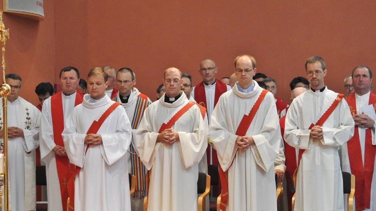 Ordinazione presbiteriale dei quatro gesuiti sloveni ordinati da mons Cvikl 2aem.jpg