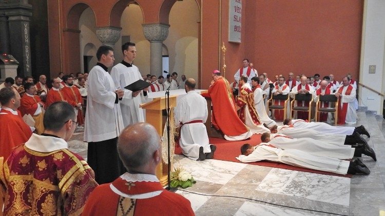 Ordinazione presbiteriale dei quatro gesuiti sloveni ordinati da mons Cvikl 4aem.jpg