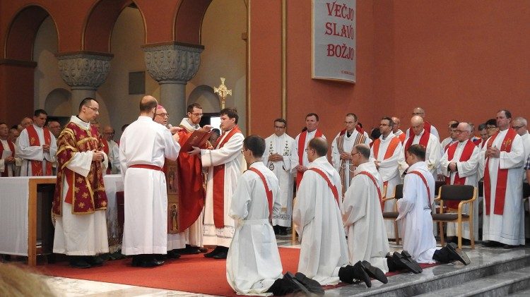 Ilustračná snímka (kňazská vysviacka slovinských jezuitov 29.6.2018)