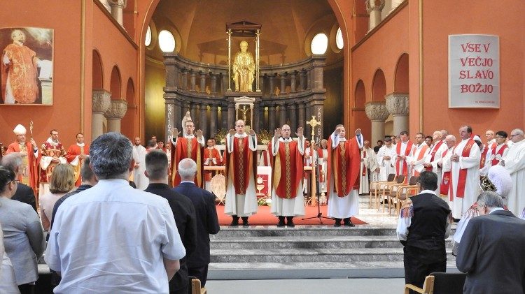 Ordinazione presbiteriale dei quatro gesuiti sloveni ordinati da mons Cvikl 8aem.jpg
