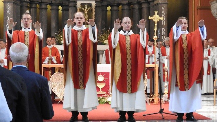 Ordinazione presbiteriale dei quatro gesuiti sloveni ordinati da mons Cvikl 9aem.jpg