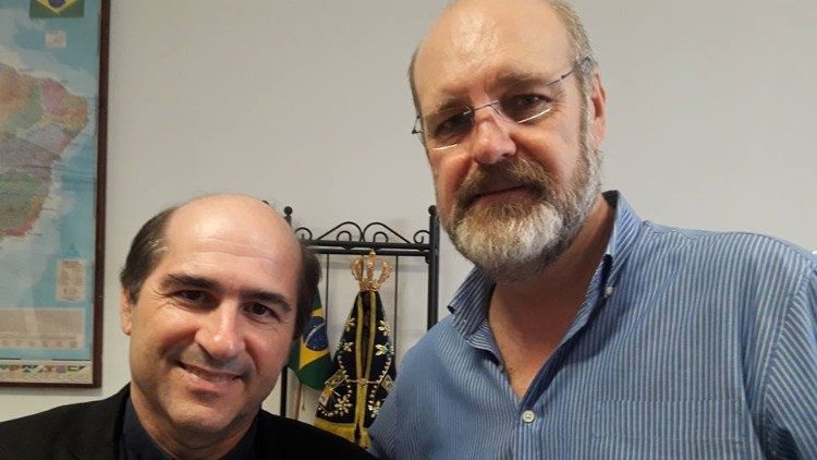 Padre Joãzinho, com Silvonei José, em visita à Rádio Vaticano - Vatican News