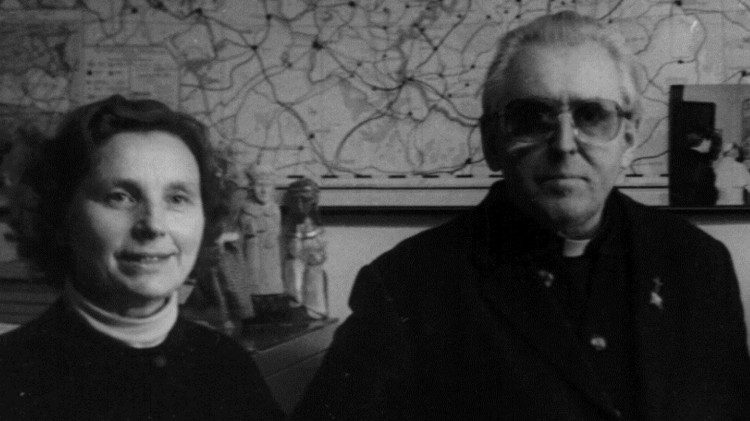 S. Nijolė Sadūnaitė ir mons. Alfonsas Svarinskas Vatikano radijuje 1989 m. (G. Aleknonio nuotr.)