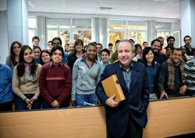 Mons. Piero Coda con alcuni studenti dell'Istituto Universitario Sophia