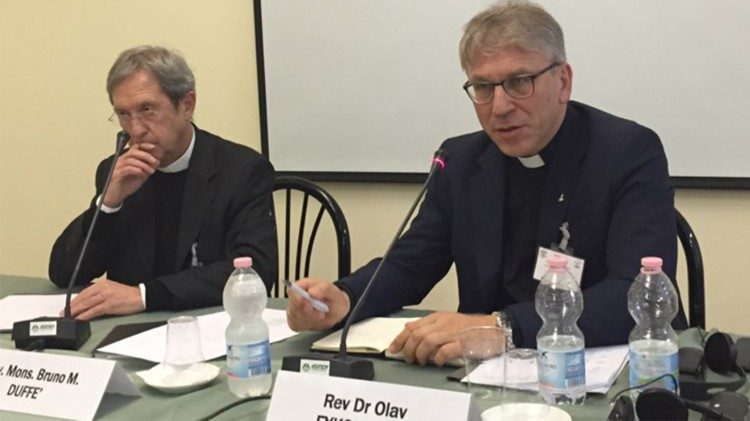 Archivbild: Pastor Tveit (rechts) vom ÖRK bei einer Vatikan-Konferenz zum Thema Rassismus und Populismus